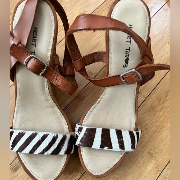 NWT  heartthrob wedge leather  sandals - Picture 3 of 7